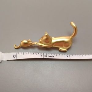 No brand Jewelry - Cat Chasing Playing Mouse Pin Brooch Goldtone No brand Jewelry - Cat Chasing Playing Mouse Pin Brooch Goldtone